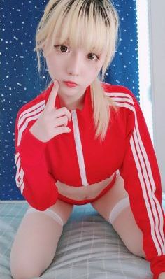伸进泳衣揉捏她的乳尖小说_BD国语超清免费观看